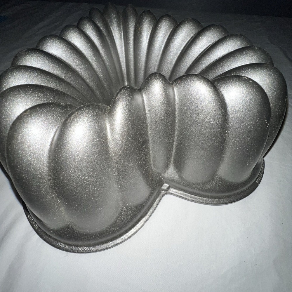 Nordic Ware Elegant Heart Mold Heavy Cast Aluminum Bundt Cake Pan 10 Cup Love - Picture 5 of 10